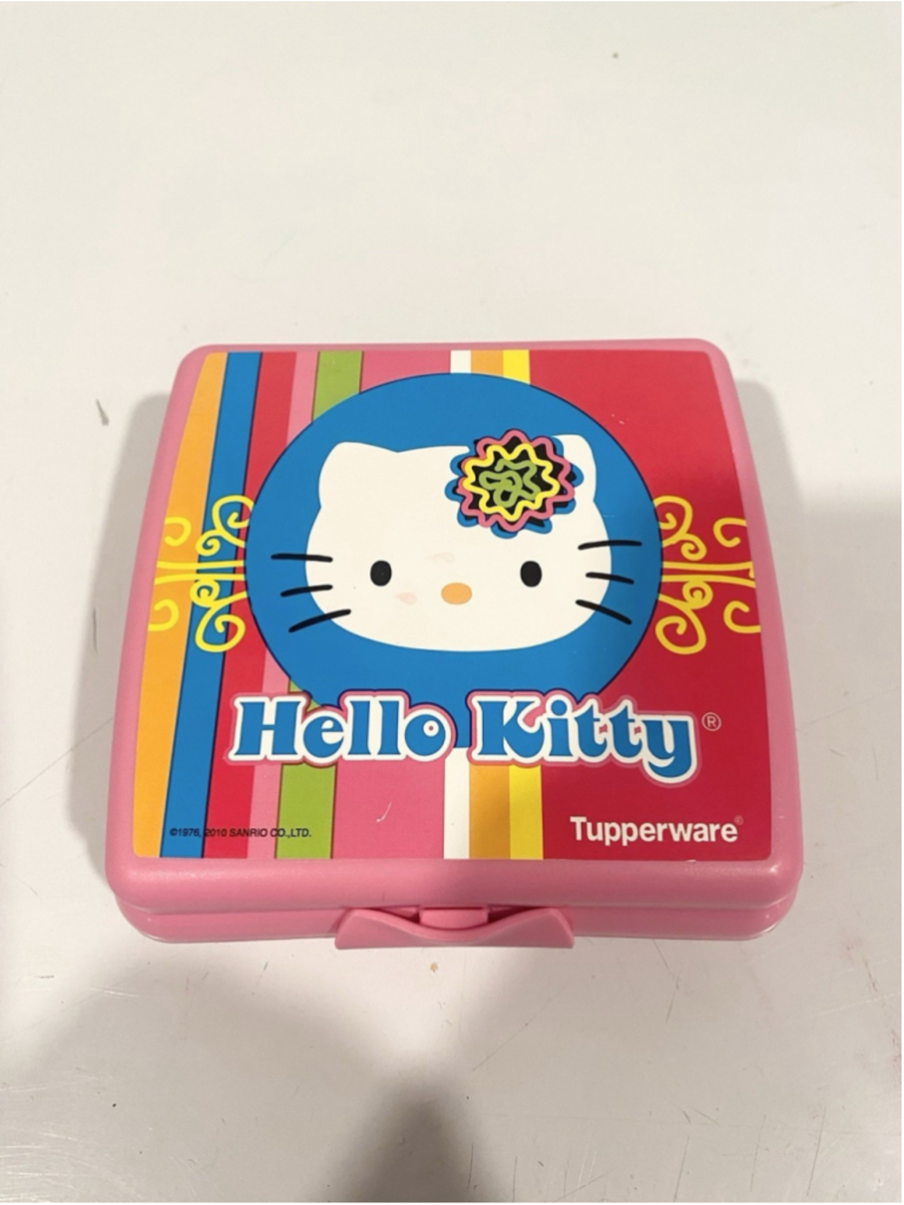 2010 Hello Kitty Sanrio Tupperware Sandwich Keeper Pink Food Container